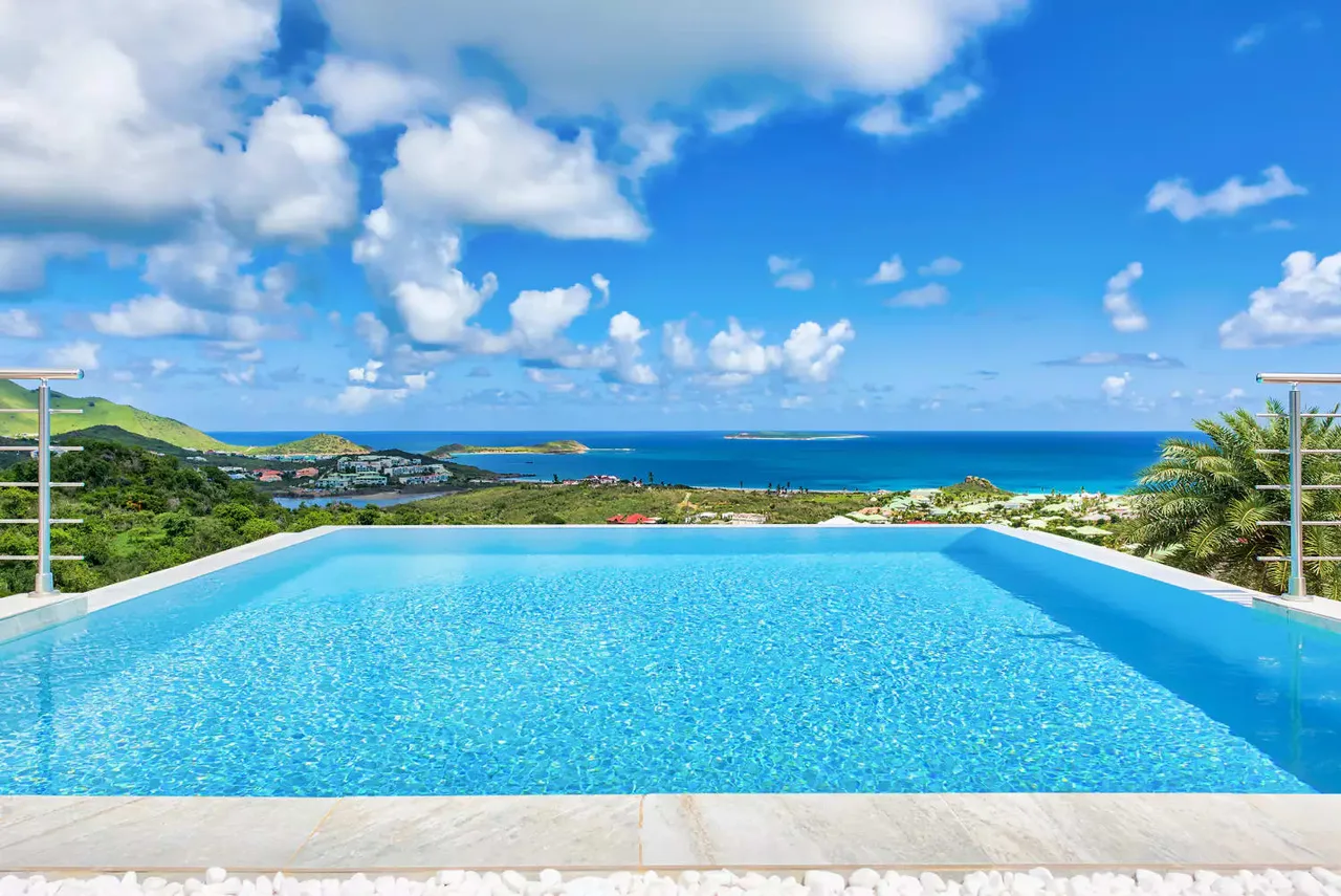 GORGEOUS COASTAL VILLA WITH INFINITY POOL