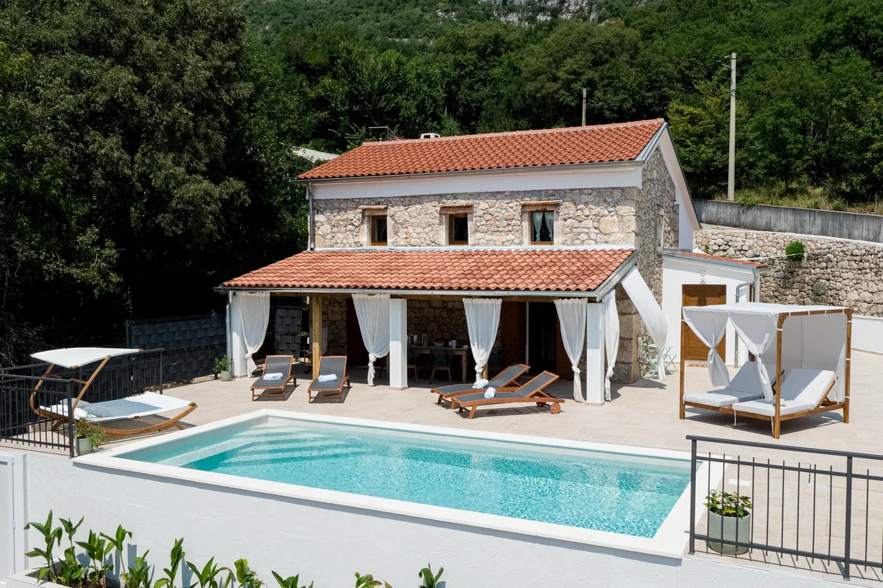 Casa di Nika Stone Villa with Pool & Jacuzzi