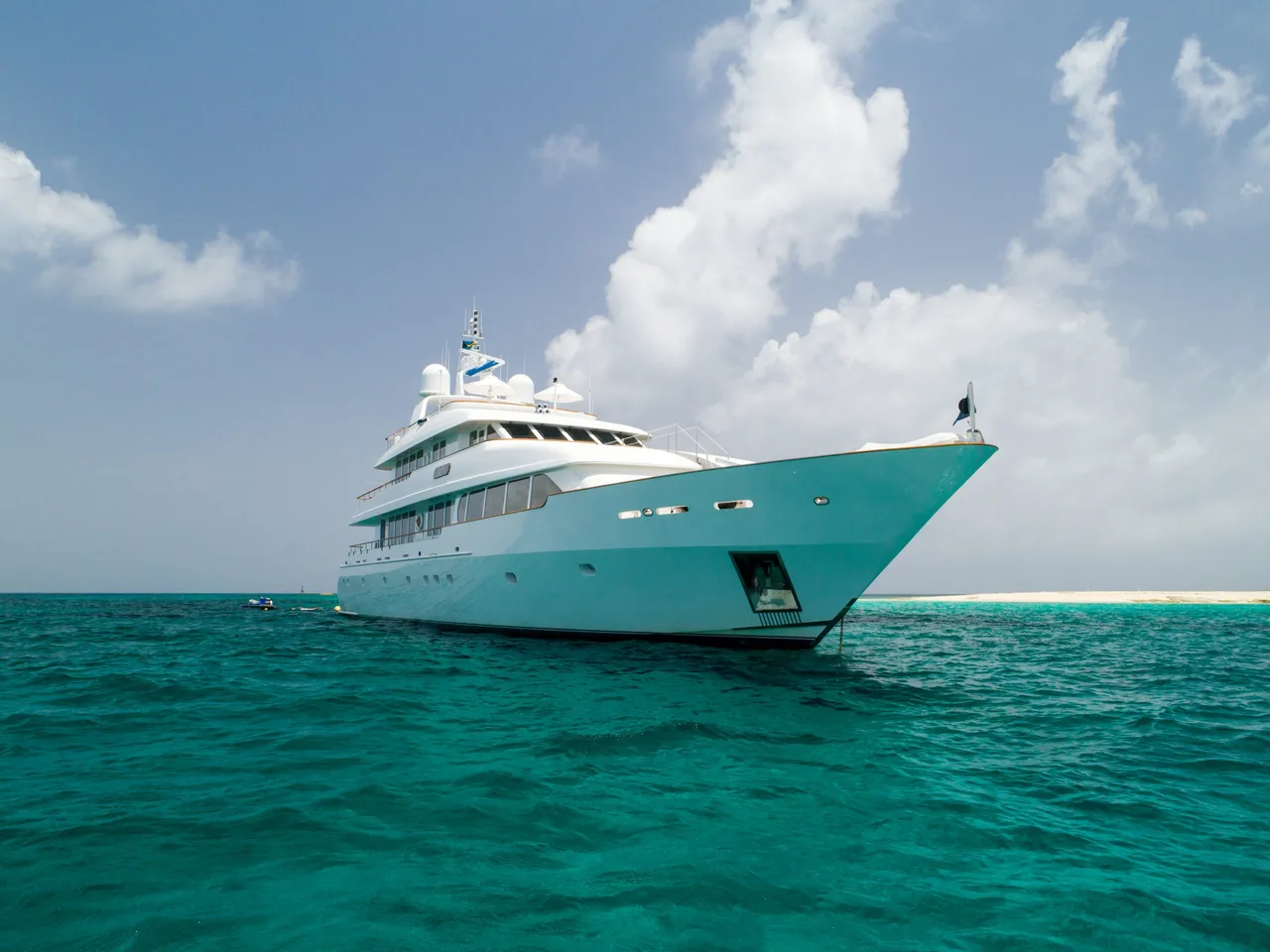 40.2m Stylish Yacht With On-Deck Jacuzzi And Bar