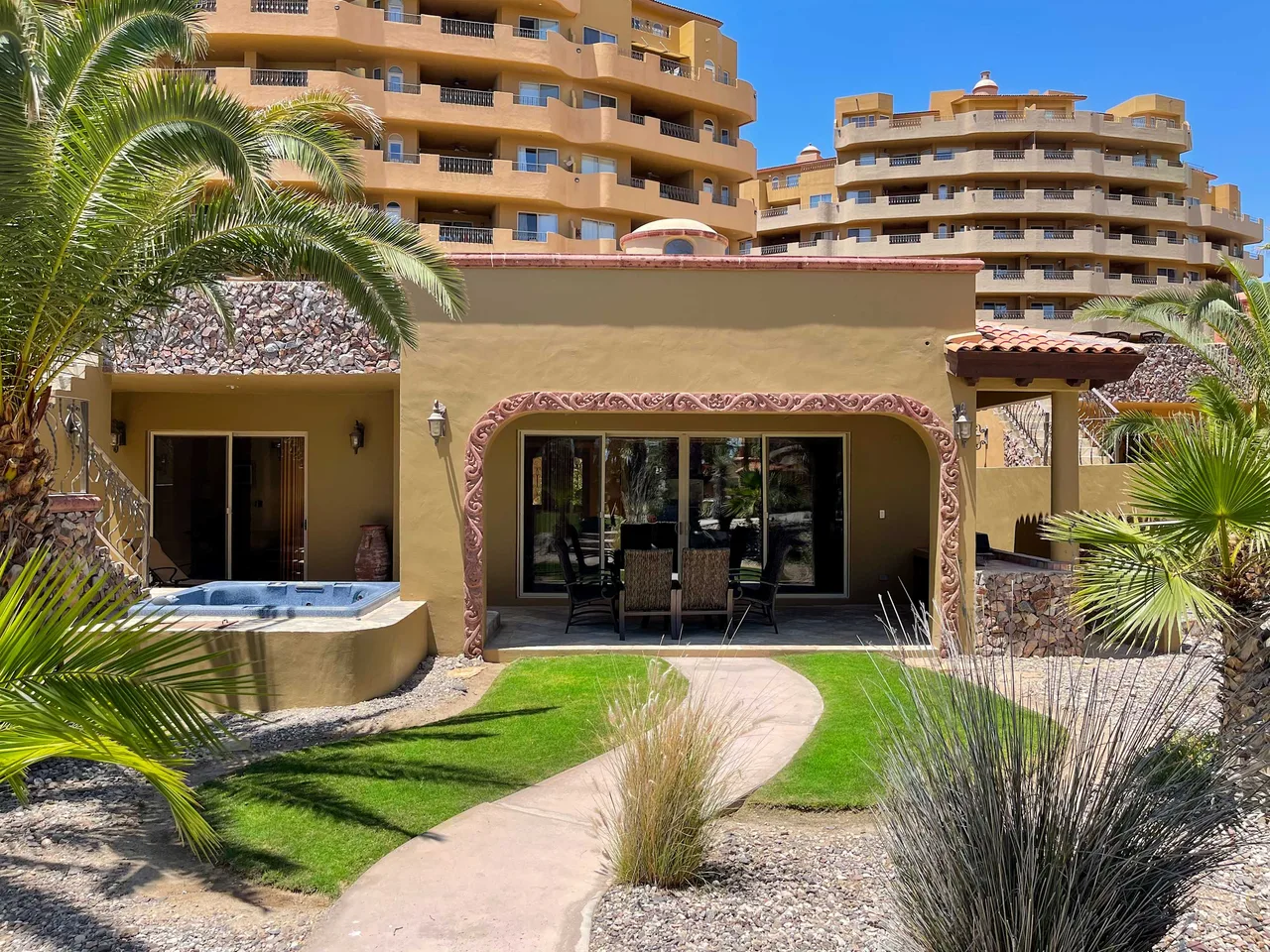 3BR Sandy Beach Villa Pools & Beach Access