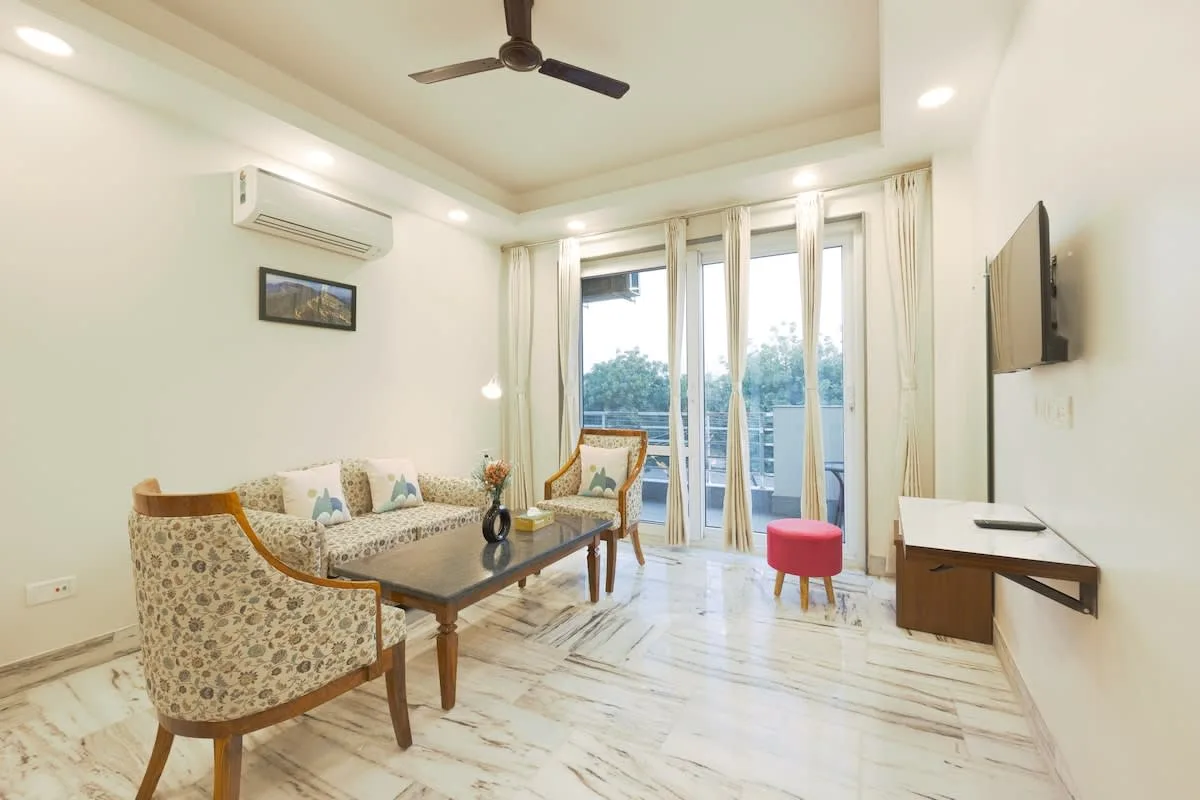 Peaceful City Paradise with King Bed & Tub