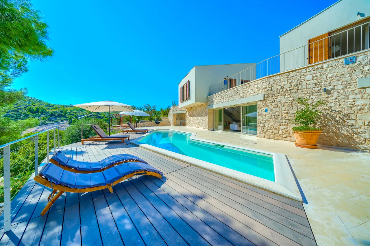 Villa With Sundeck and Alfresco Dining