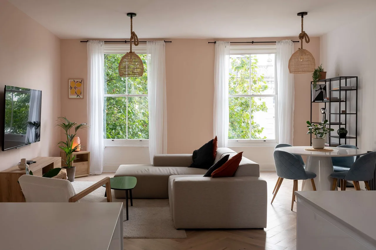 Elegant Three Bedroom Retreat in Chelsea