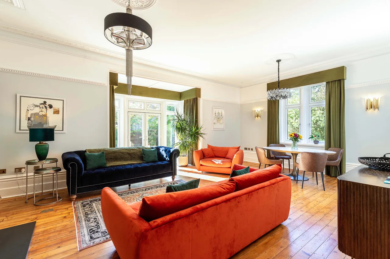 Historic Three Bedroom Home Near Thames in England