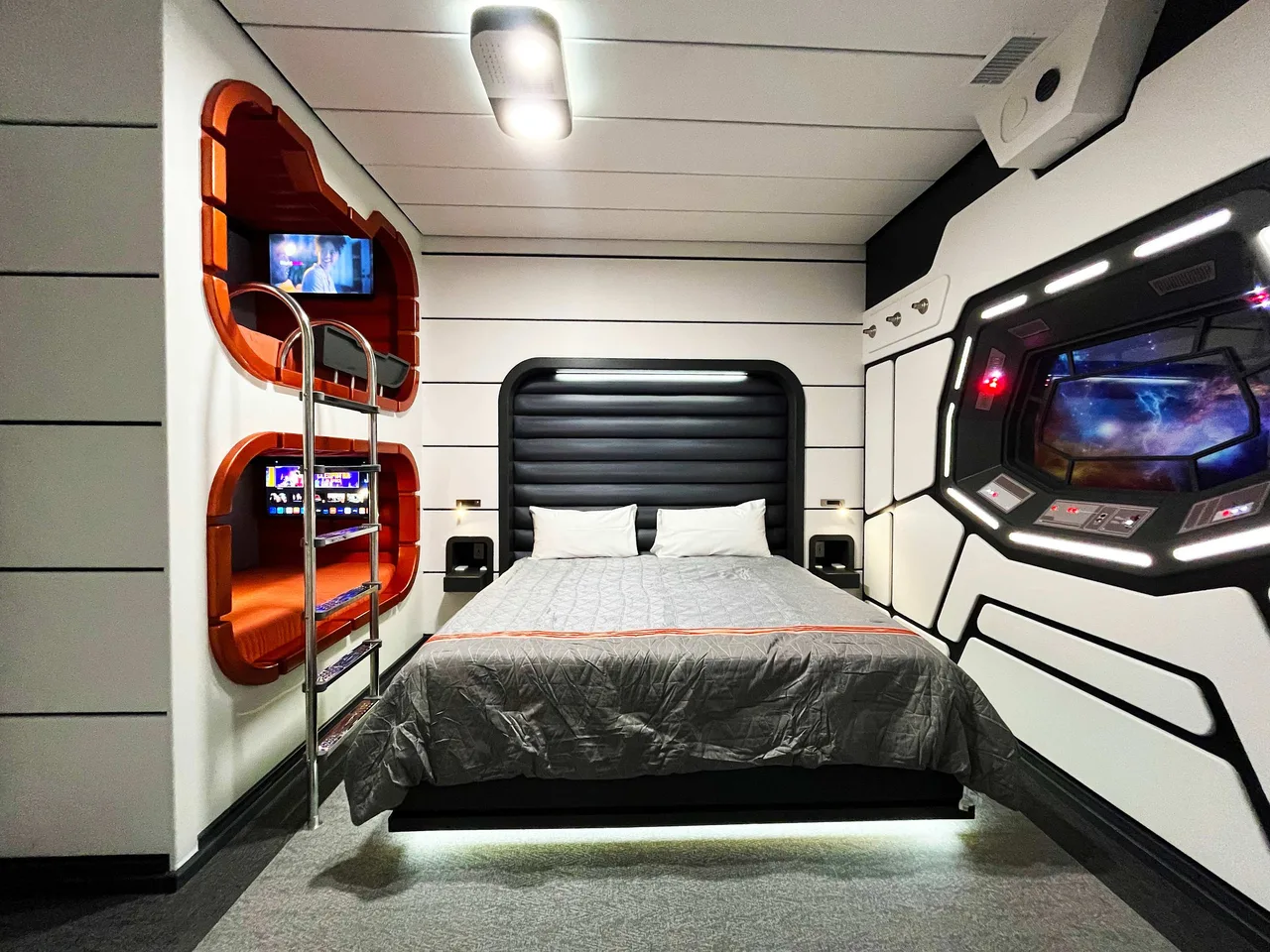 Luxury 9 Bedroom w/ Arcade, Theatre, Pool! 2 Free Waterparks!