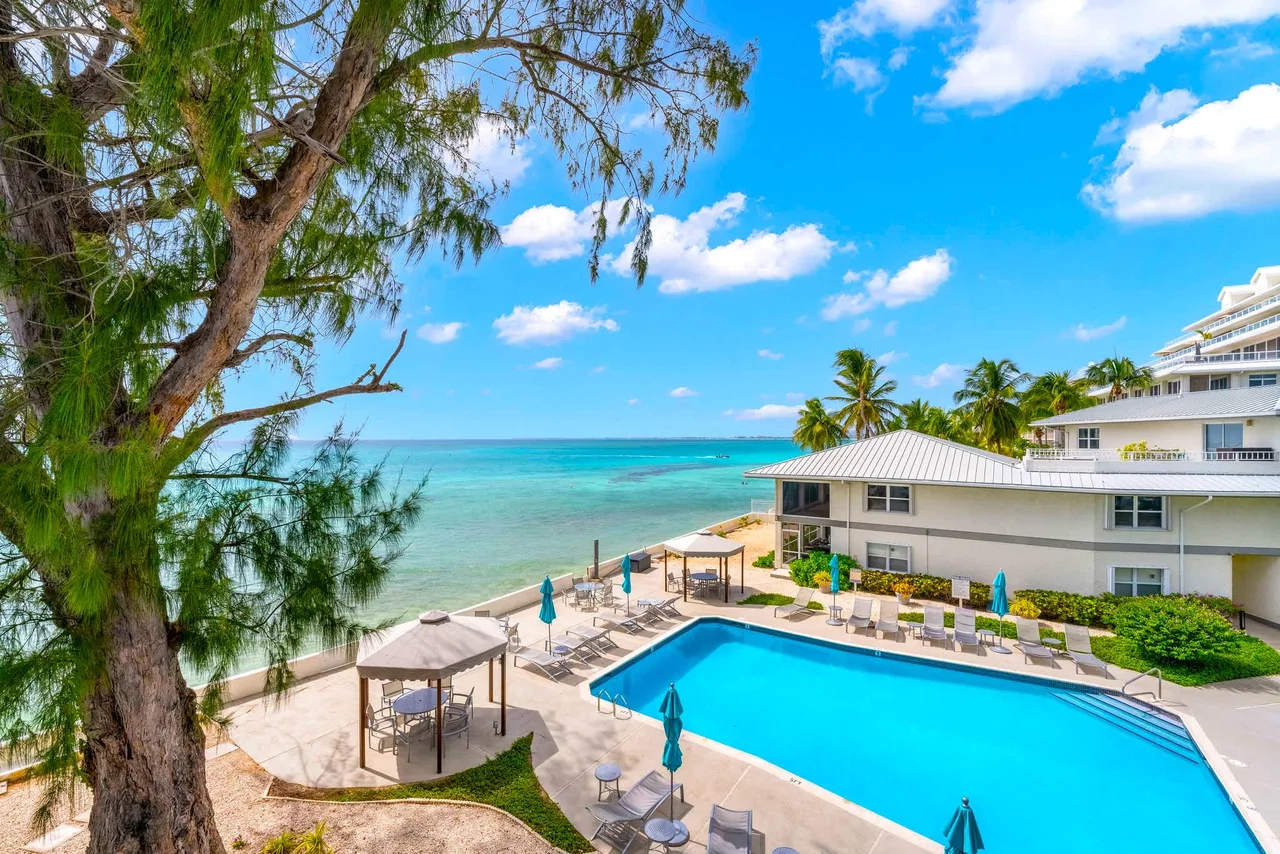 Beautiful 3 Bdr Oceanfront 7 Mile Beach Condo