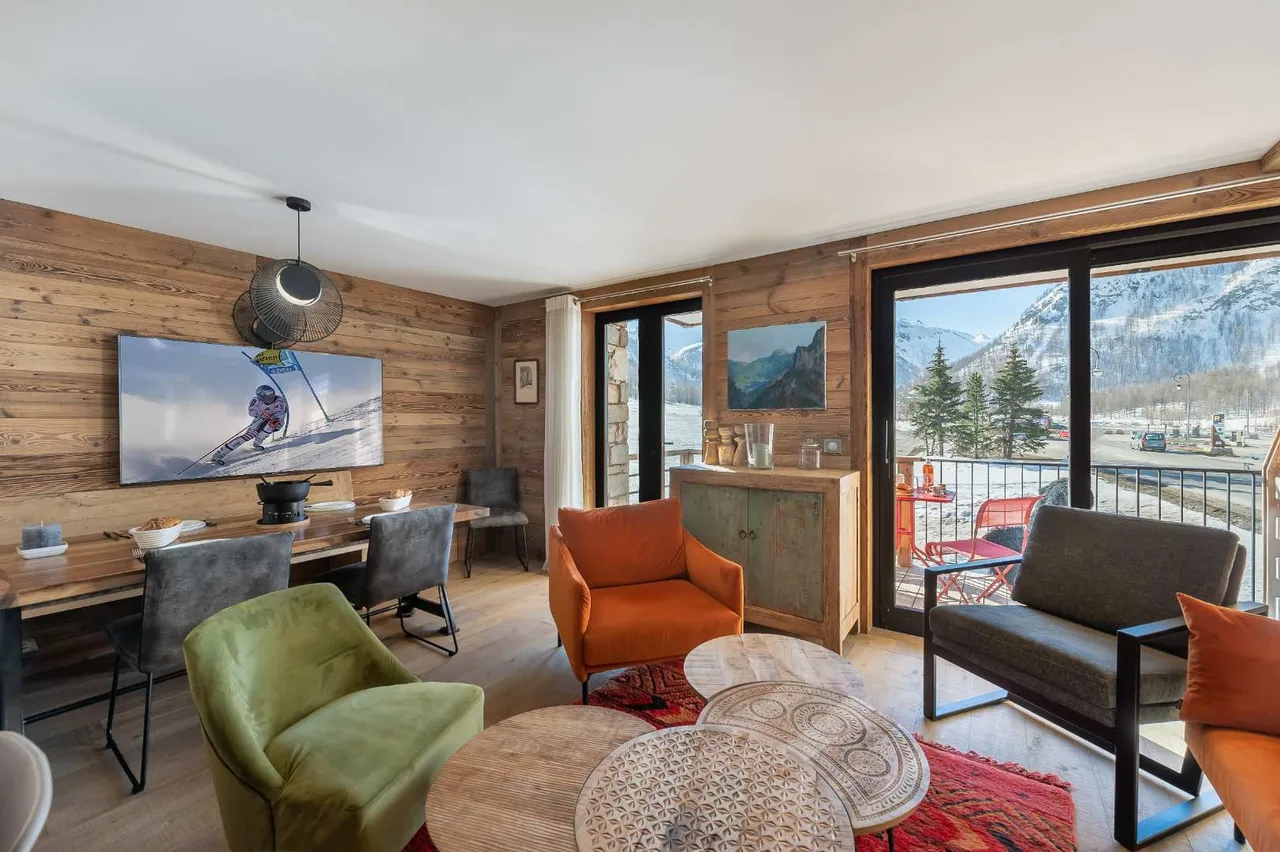 Spacious Alpine Apartment With Mountain Views