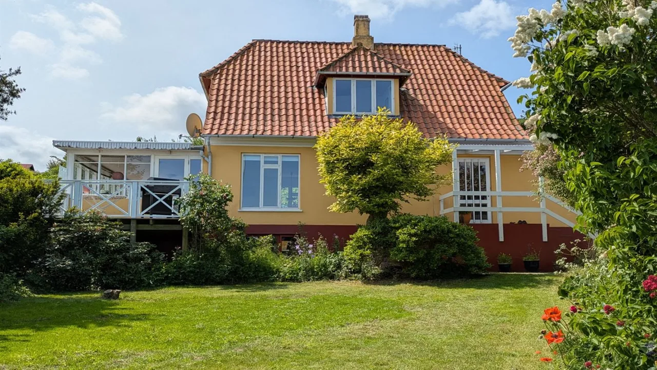 Relaxing Village Retreat Near Rocky Shore