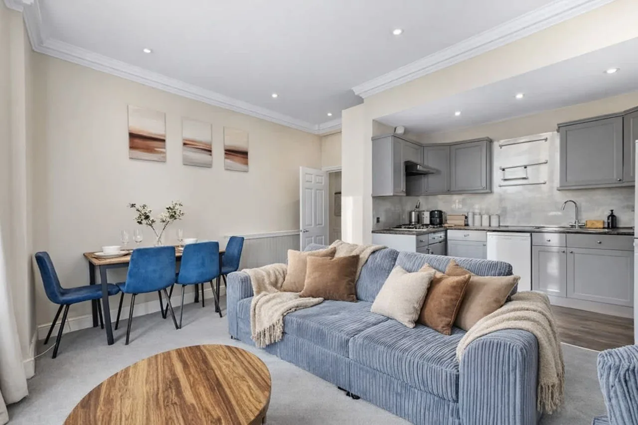 Stylish 2BR Kensington Retreat, 1 min to Station!
