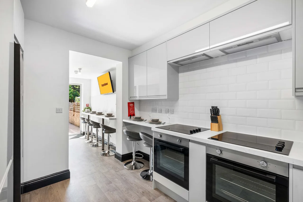 Spacious 6-Bed Contractor House | 5 Bathrooms | Free Parking