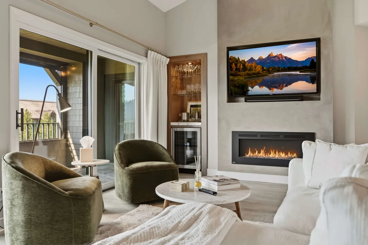 Lakefront Penthouse with Balcony & Panoramic Views