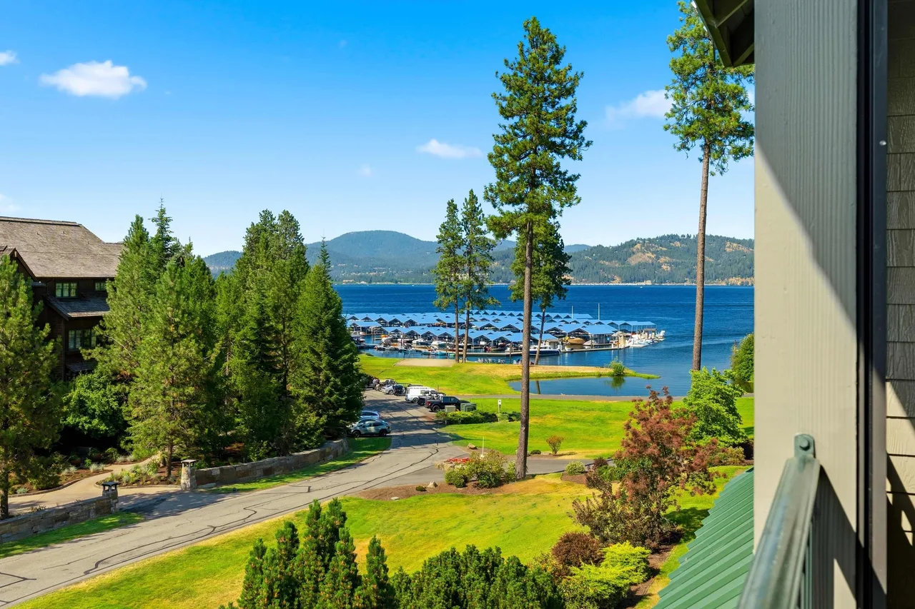 Lakefront Penthouse with Balcony & Panoramic Views