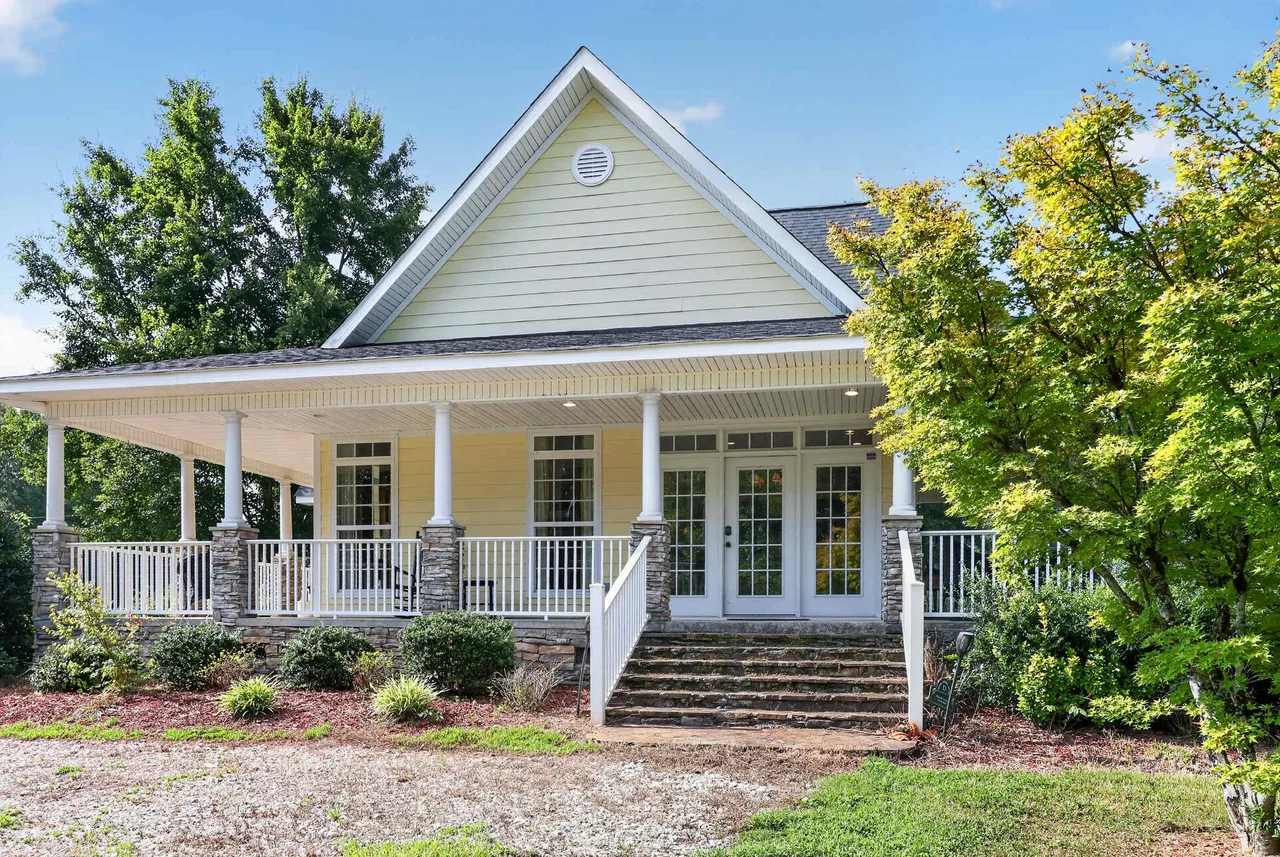 Cozy Hunter's Retreat, Wraparound Porch, Fireplace