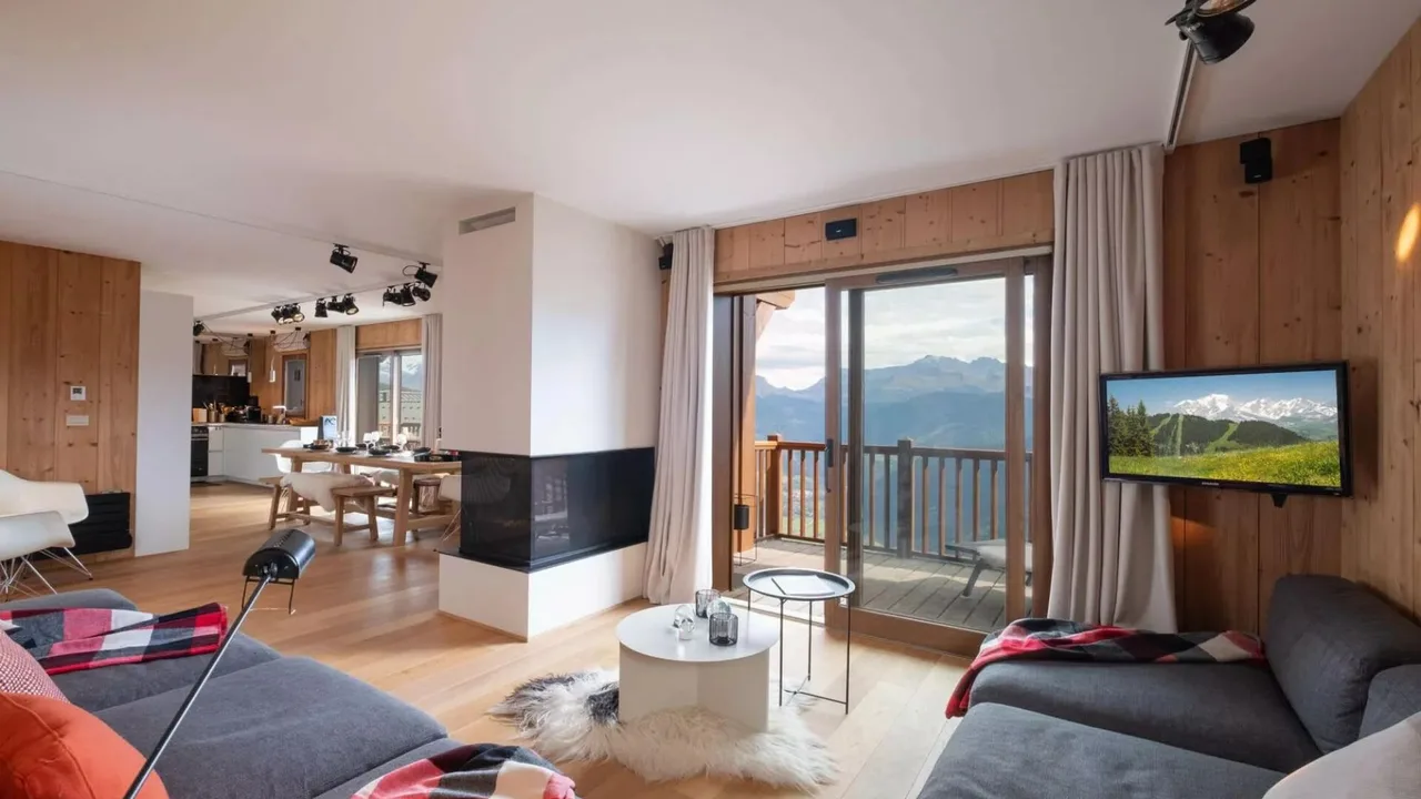 Alpine Duplex for Six Near Skiing