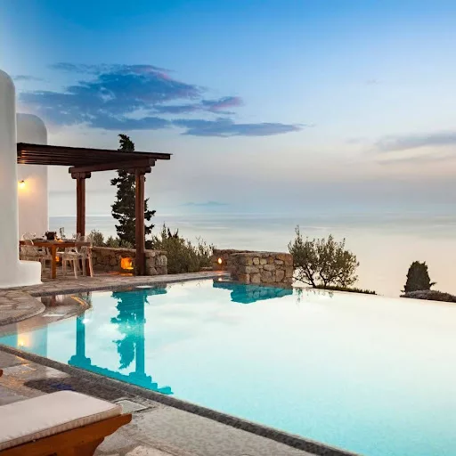 A pool that looks at something